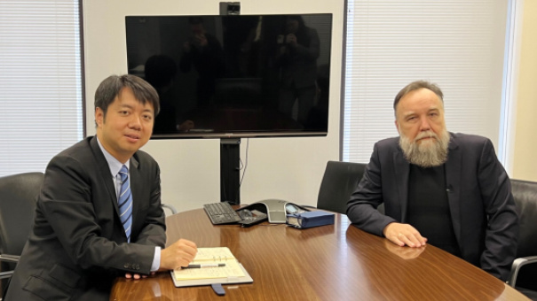 El académico chino Wang Wen en diálogo con el filósofo ruso Alexander Dugin